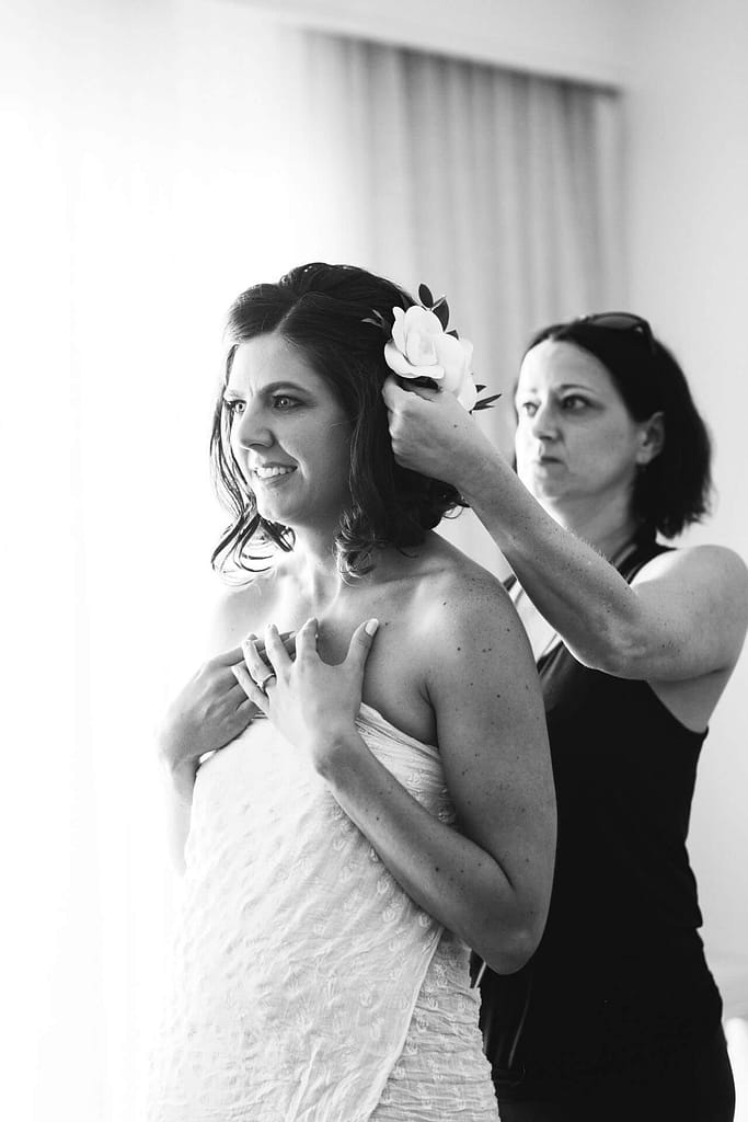 there are many pros and cons to a salon or mobile hair stylist for your wedding.